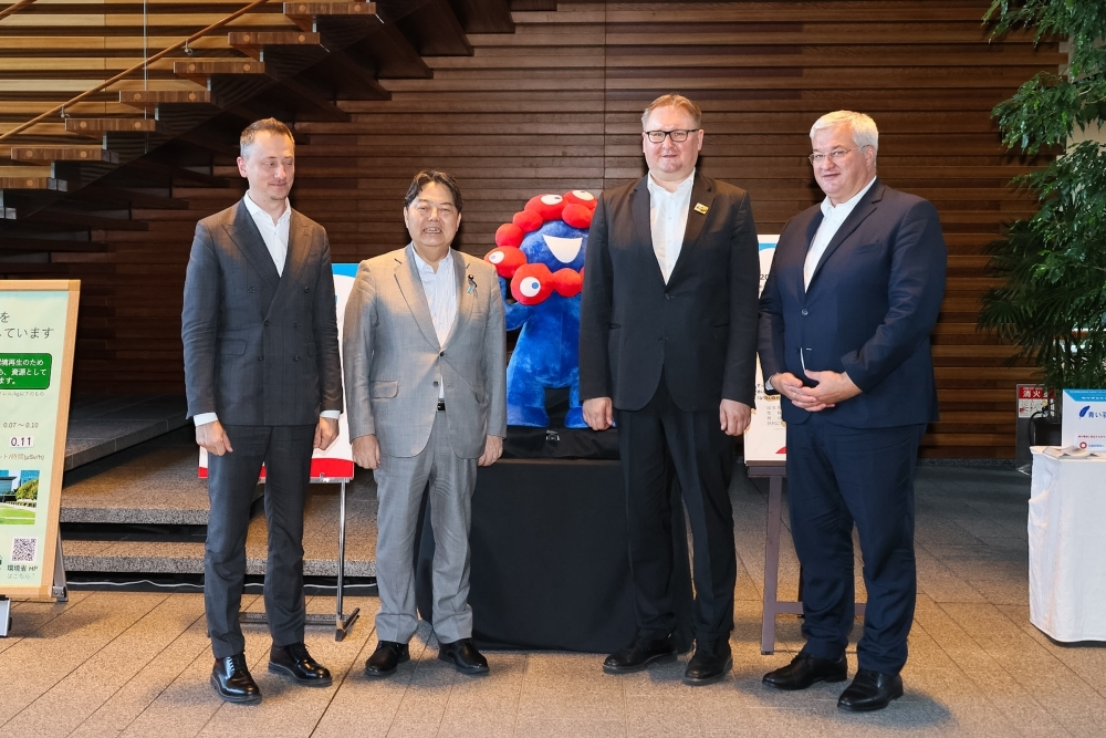 Chief Cabinet Secretary HAYASHI and H.E. Mr. KACHKA, Deputy Prime Minister for European and Euro-Atlantic Integration of Ukraine, take a commemorative photo in front of the main character doll of the Osaka Expo
