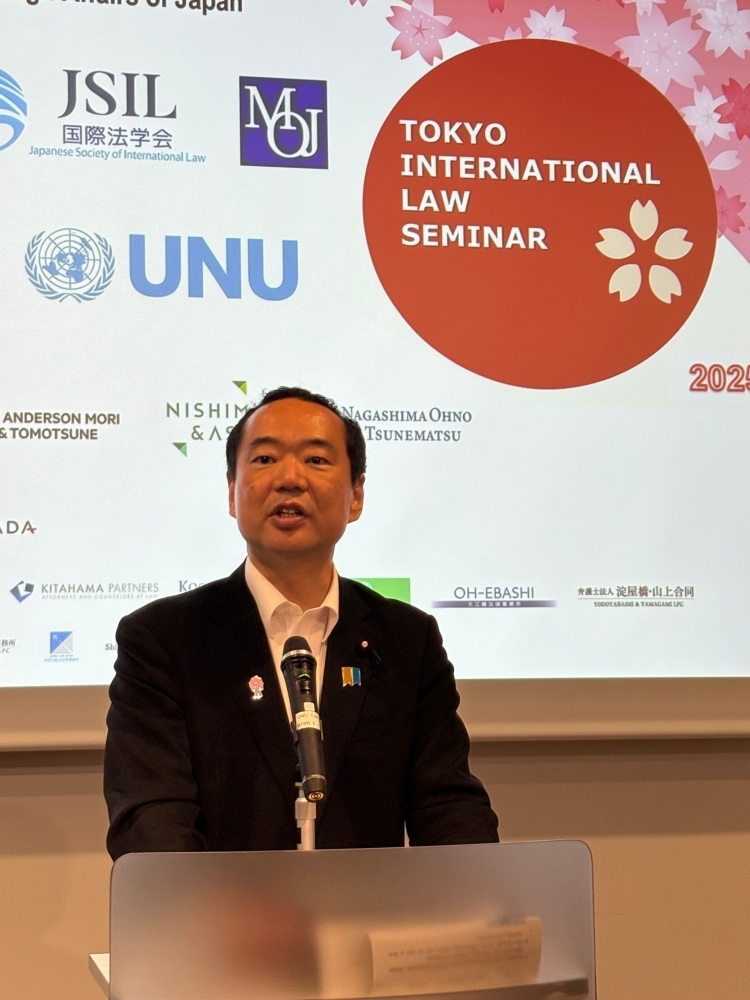 State Minister Fujii is delivering his words for welcome