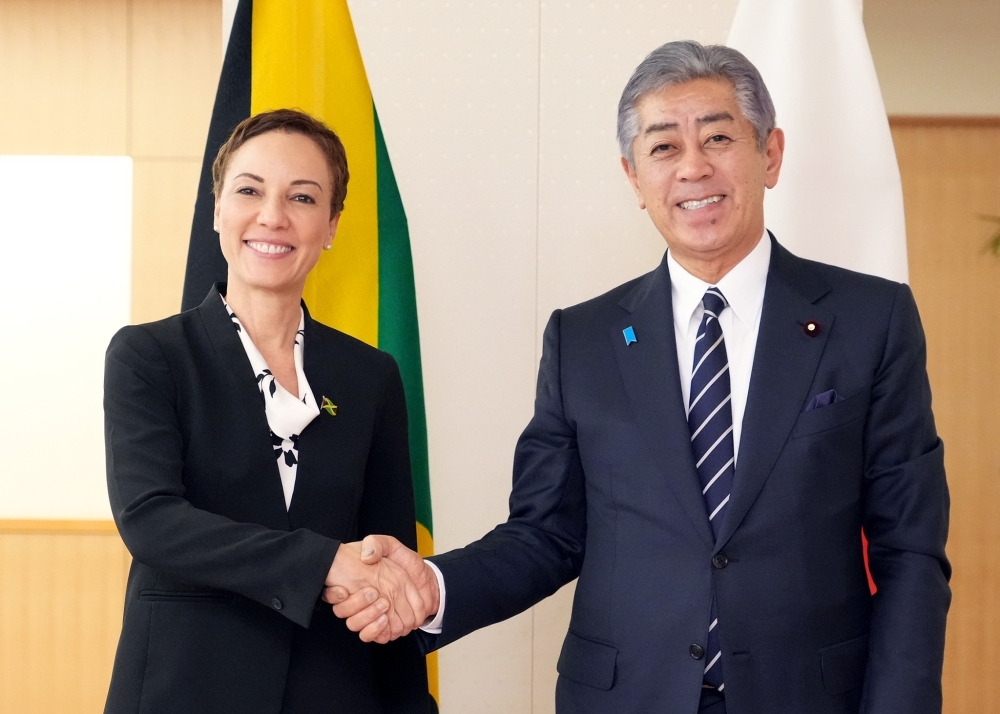 Two ministers shaking hands