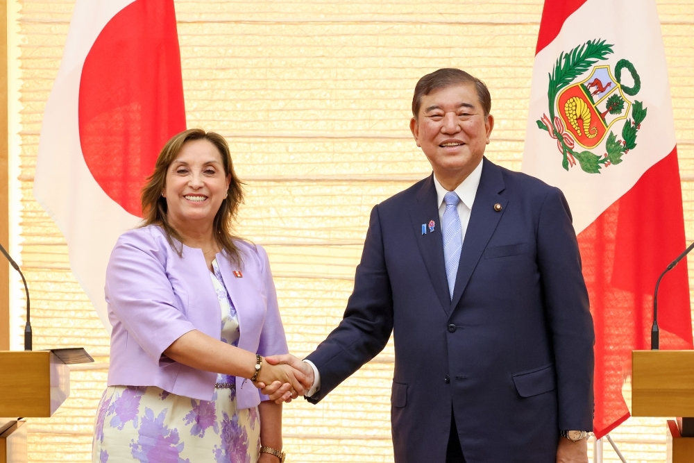 Prime Minister ISHIBA shaking hands with H.E. Ms. BOLUARTE ZEGARRA, President of Peru