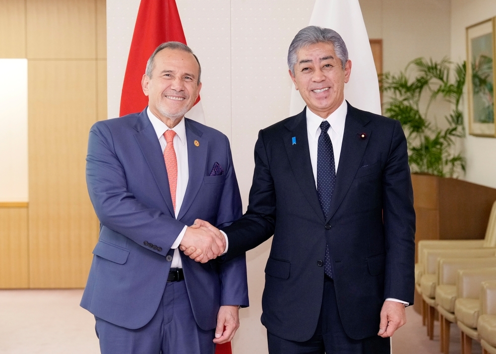Foreign Minister IWAYA shaking hands with H.E. Mr. SCHIALER SALCEDO, Minister of Foreign Affairs of Peru