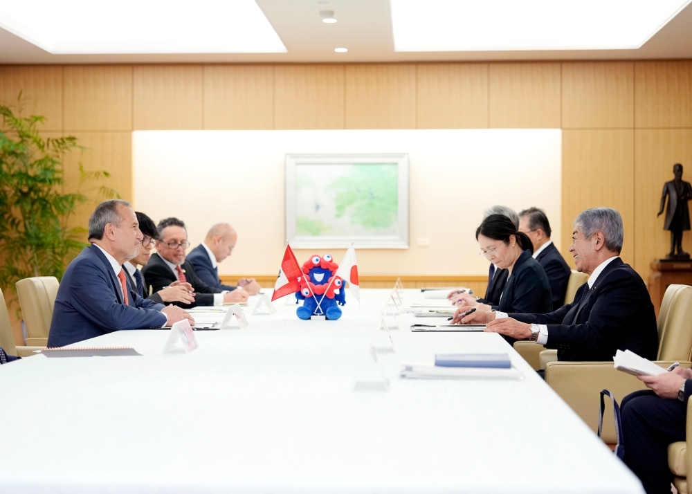 Meeting between Foreign Minister IWAYA and H.E. Mr. SCHIALER SALCEDO, Minister of Foreign Affairs of Peru