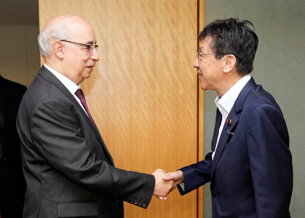 Parliamentary Vice-Minister MATSUMOTO shaking hands with Mr. Toufik Milat, Ambassador-Designate of the People's Democratic Republic of Algeria to Japan
