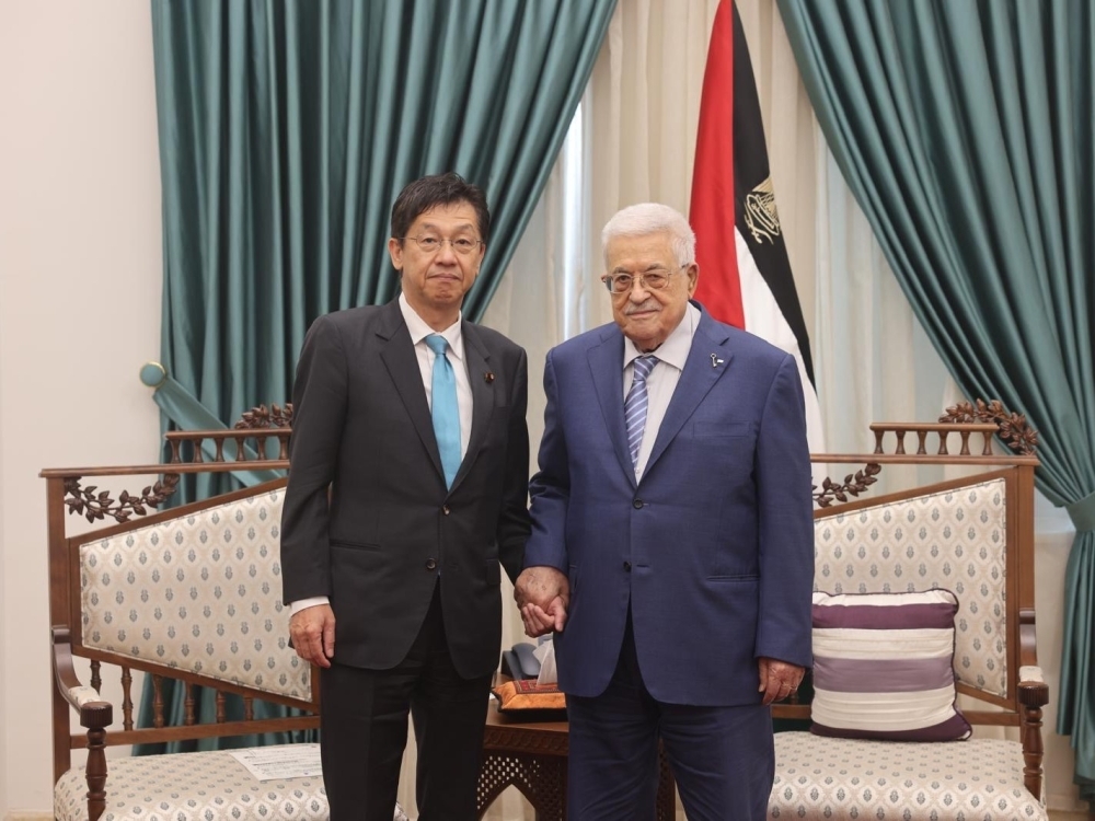 Parliamentary Vice Minister MATSUMOTO shaking hands with H.E. Dr. Mahmoud Abbas, President of Palestine