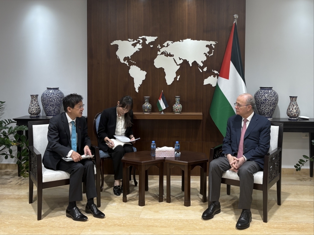 Parliamentary Vice Minister MATSUMOTO and H.E. Dr. Mohammad Mustafa, Prime Minister of Palestine