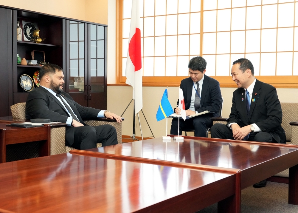 Mr. Fujii is talking with Mr. Russ Joseph Kun, Deputy Minister for Foreign Affairs and Trade of Nauru