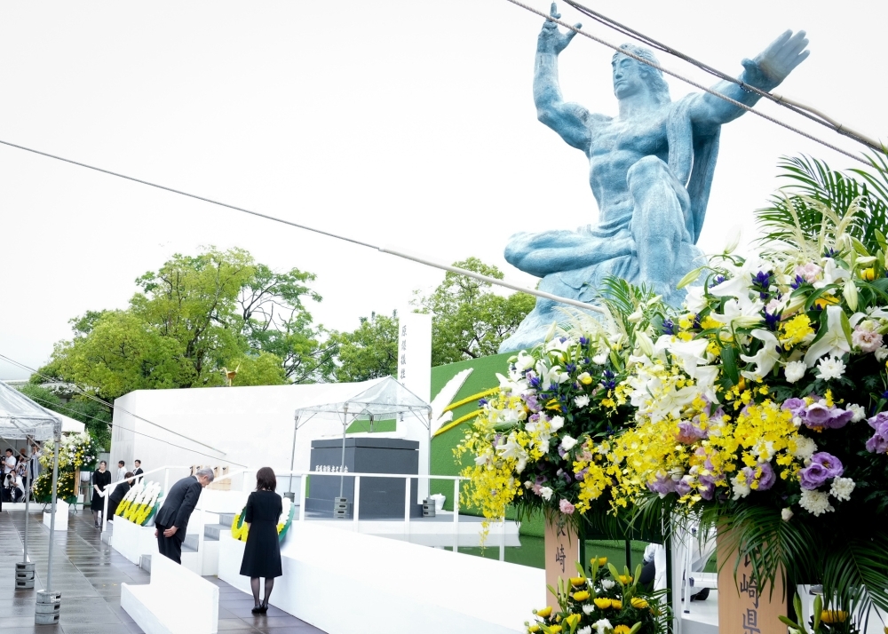 Foreign Minister Iwaya offers flowers and observes a moment of silence in front of the Peace Memorial Statue in Nagasaki