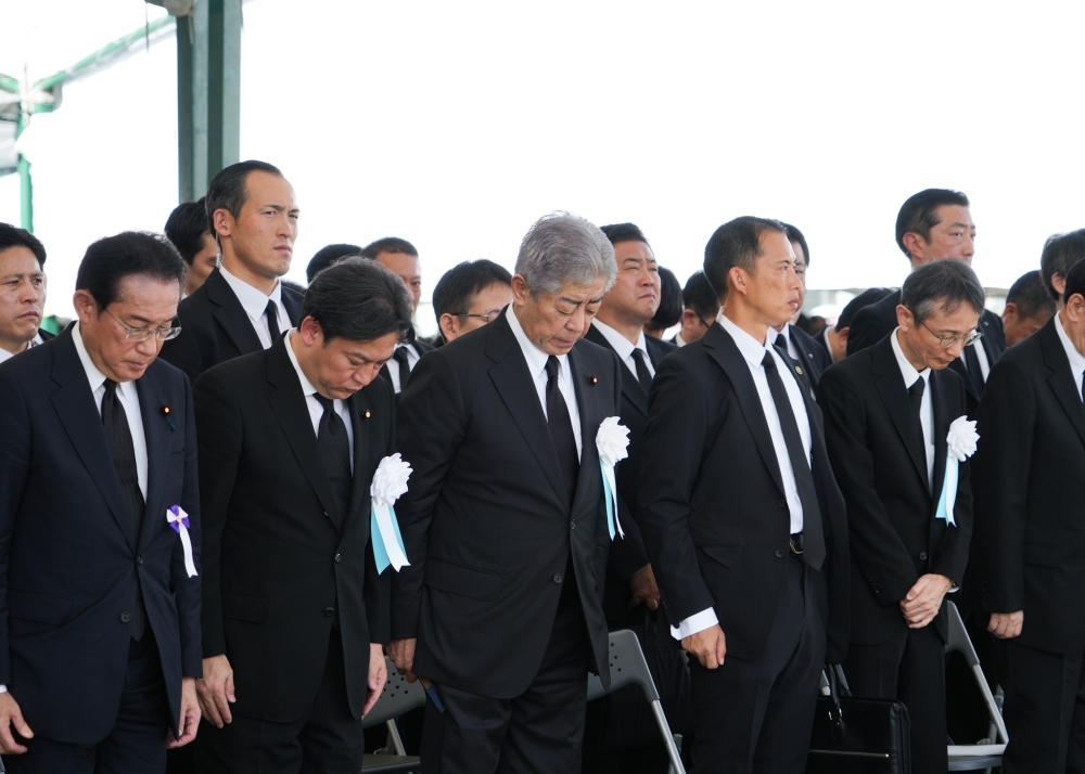 Foreign Minister Iwaya offering a moment of silence