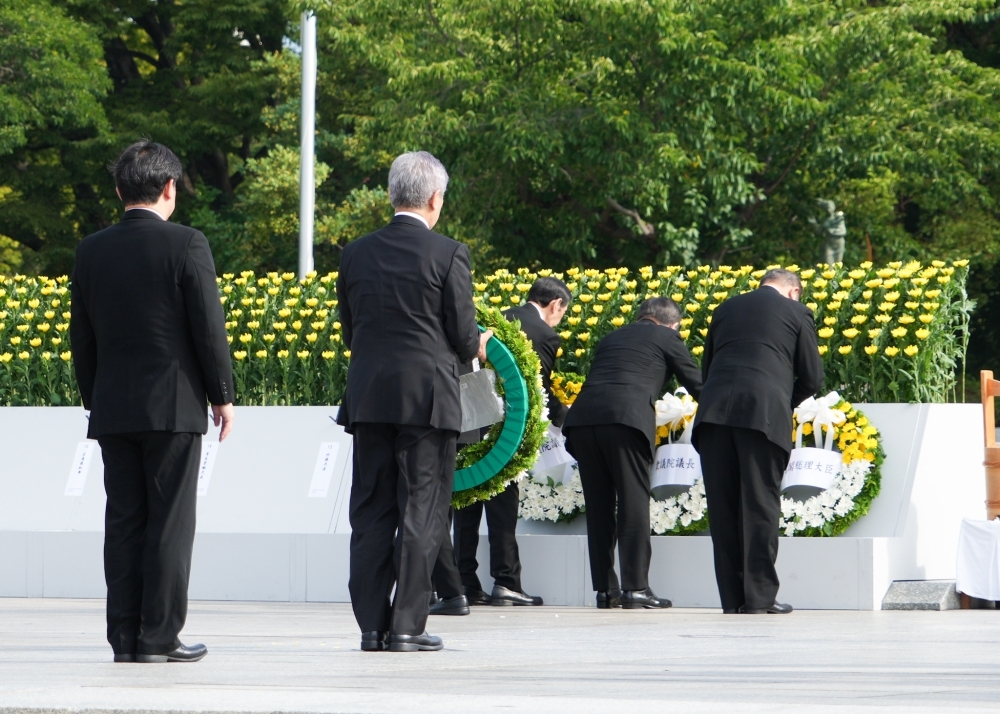 Foreign Minister Iwaya lays flowers