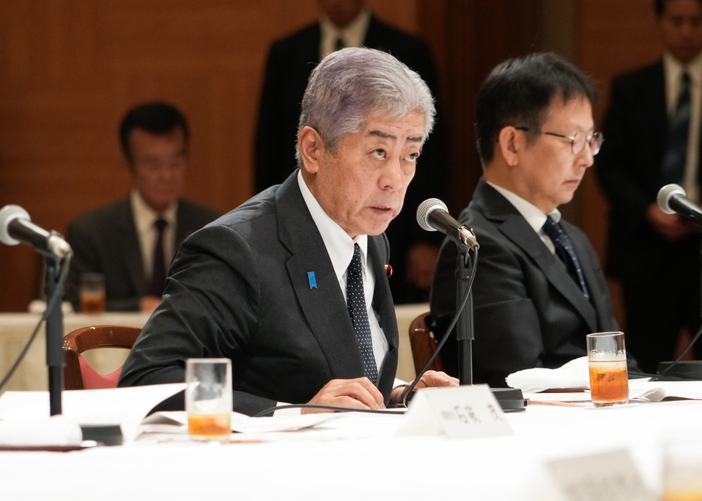 Foreign Minister Iwaya exchanging opinions with representatives of atomic bomb survivors