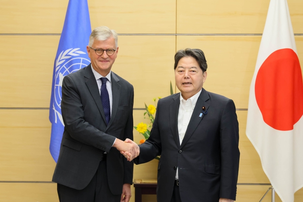 Chief Cabinet Secretary Hayashi shaking hands with Mr. Lacroix