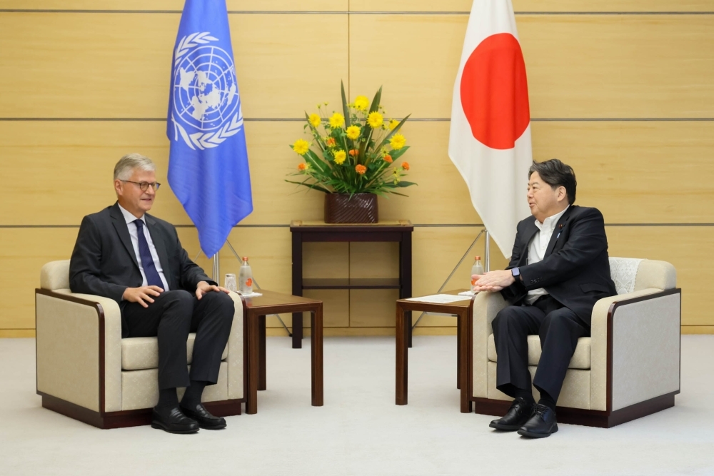 Meeting between Chief Cabinet Secretary HAYASHI and Mr. Lacroix
