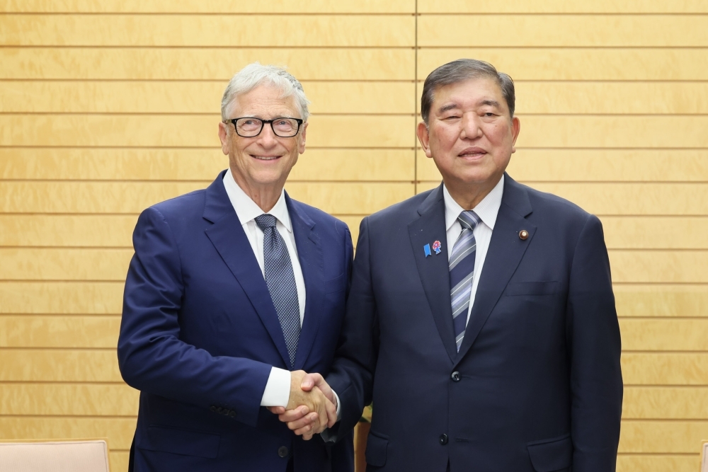 Prime Minister ISHIBA shaking hands with Mr. Bill Gates, Chair of the Gates Foundation