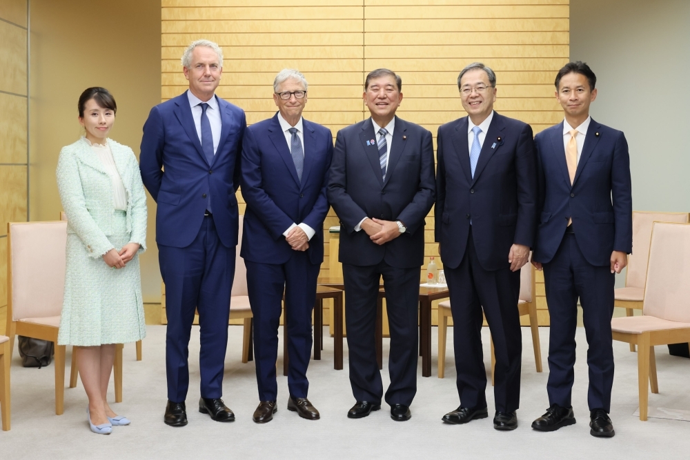 Prime Minister ISHIBA taking foto with Mr. Bill Gates, Chair of the Gates Foundation and the others