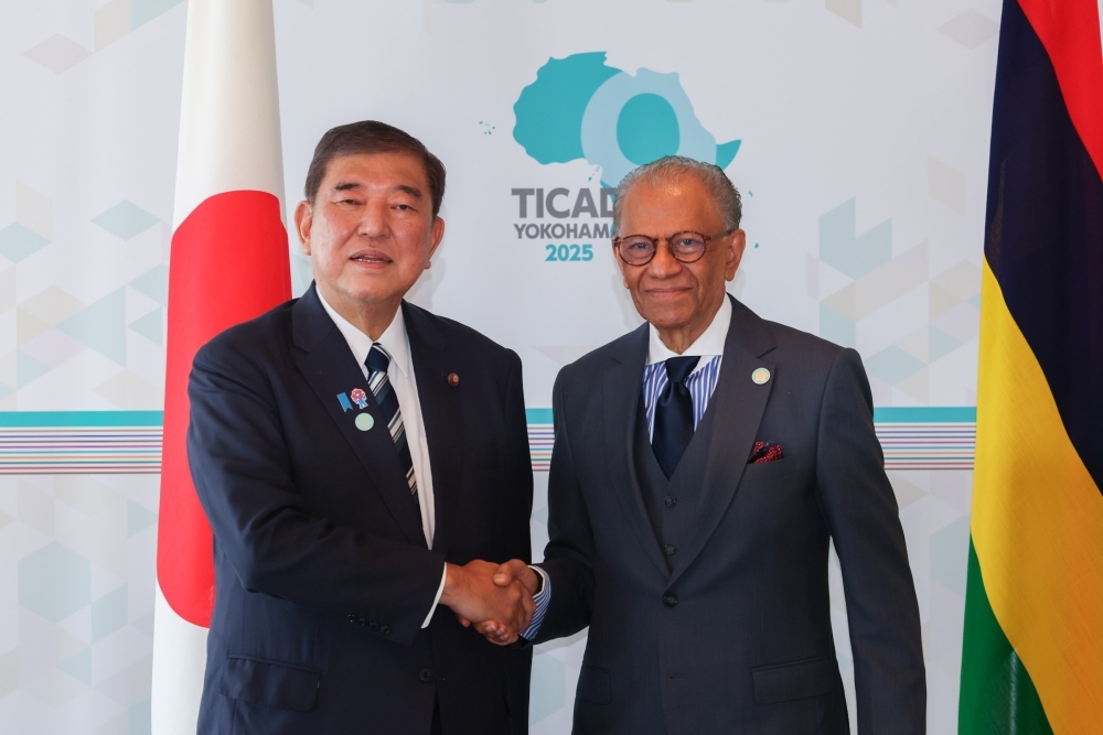 Prime Minister ISHIBA shaking hands with Prime Minister Ramgoolam of Mauritius