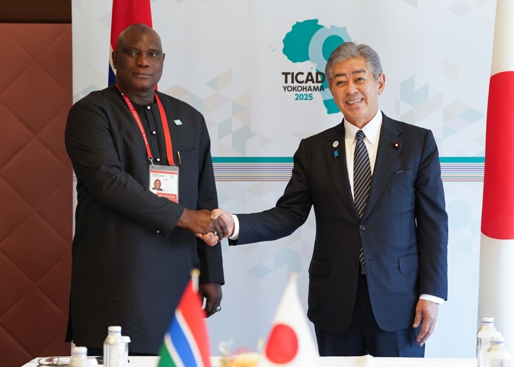 Two ministers shaking hands