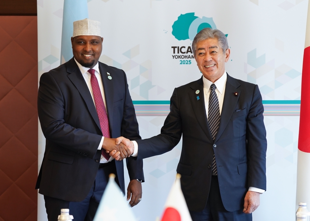 Foreign Minister IWAYA shaking hands with H.E. Mr. Sheikh Farah, Minister of Planning, Investment and Economic Development of Somalia