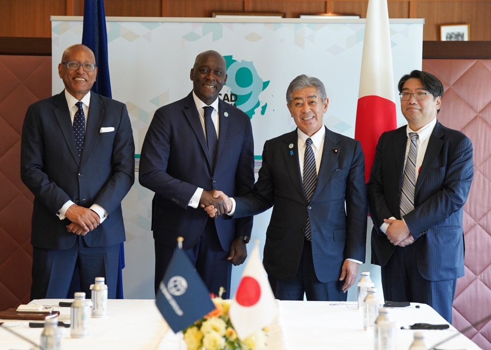Foreign Minister Iwaya and the delegation of World Bank Group