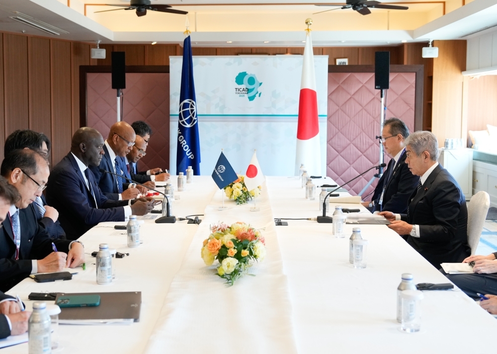 Foreign Minister Iwaya and the delegation of World Bank Group are talaking