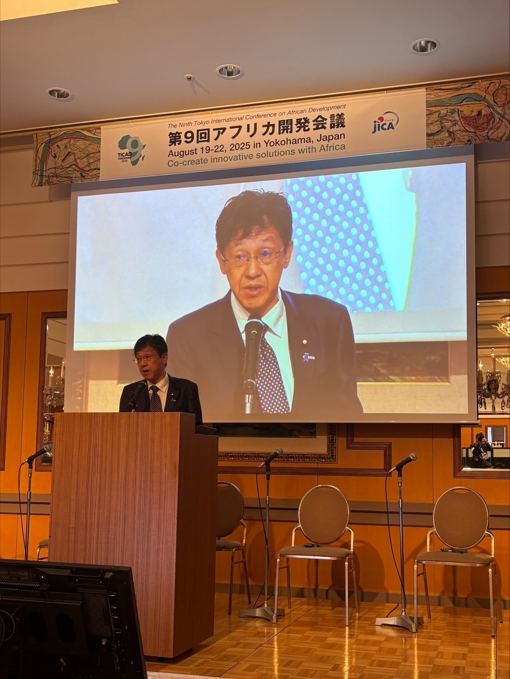 Parliamentary Vice-Minister for Foreign Affairs MATSUMOTO delivering his remarks in front of the participants