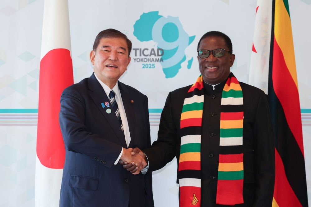 Prime Minister Ishiba is shaking hands wtih Dr. Emmerson Dambudzo MNANGAGWA, President of the Republic of Zimbabwe