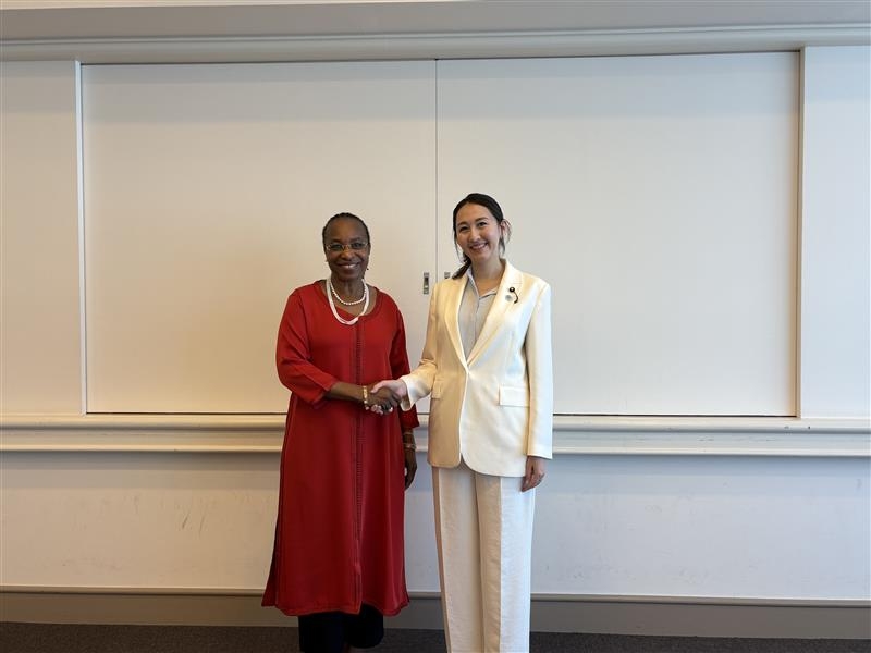Parliamentary Vice-Minister ERI shaking hands with Ms. Haidara, Deputy to the Director General and Managing Director of the Directorate of Global Partnerships and External Relations of UNIDO