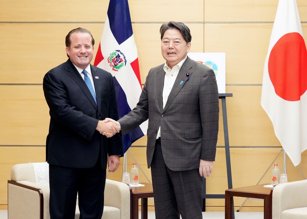Chief Cabinet Secretary Hayashi shaking hands with Minister Paliza