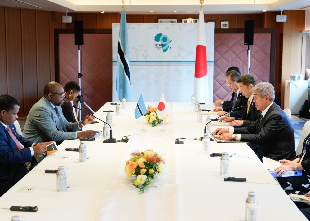 Foreign Minister Iwaya is talking with Dr．Phenyo Butale, Minister of International Relations of Botswana