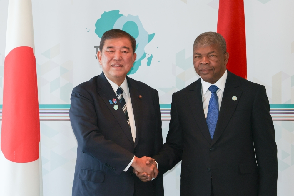 Prime Minister ISHIBA shaking hands with H.E. Mr. LOURENÇO, President of Angola