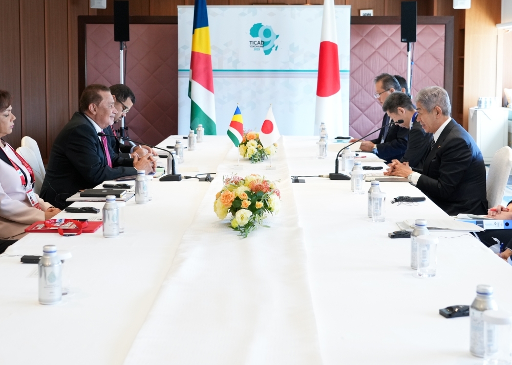 Meeting between Foreign Minister IWAYA and H.E. Mr. Radegonde, Minister for Foreign Affairs and Tourism of Seychelles