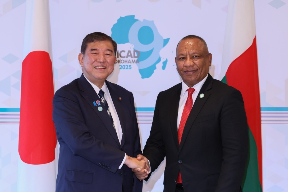 Prime Minister ISHIBA shaking hands with H.E. Mr. Ntsay, Prime Minister of Madagascar