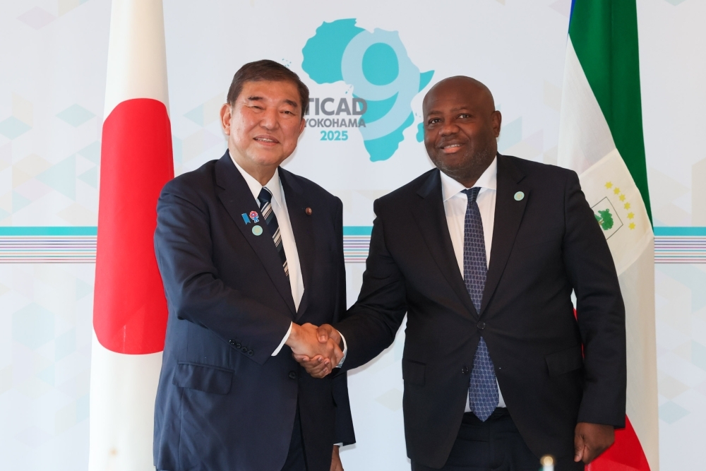 Prime Minister ISHIBA shaking hands with H.E. Mr. OSA NSUE NSUA, Prime Minister of Equatorial Guinea