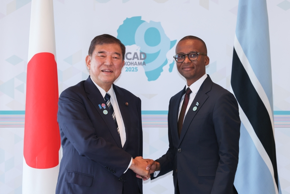 Prime Minister ISHIBA shaking hands with His Honour Mr. Gaolathe, Vice President of Botswana