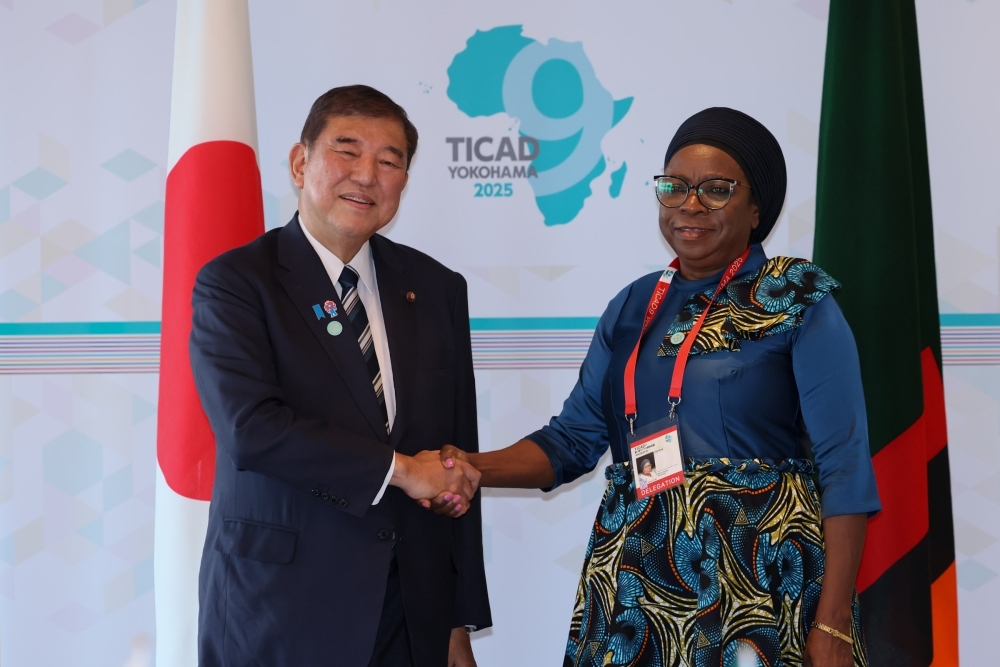 Prime Minister Ishiba is shaking hands with Mrs. Mutale Nalumango, Vice President of the Republic of Zambia