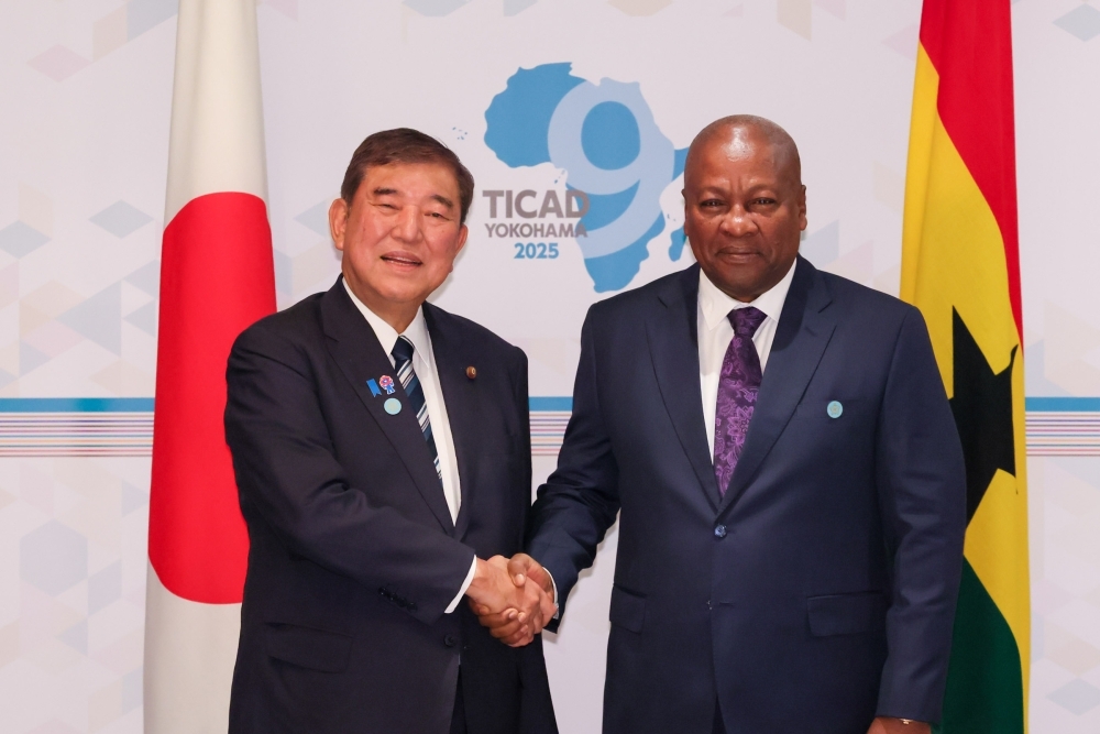 Prime Minister ISHIBA shaking hands with H.E. Mr. Mahama, President of Ghana