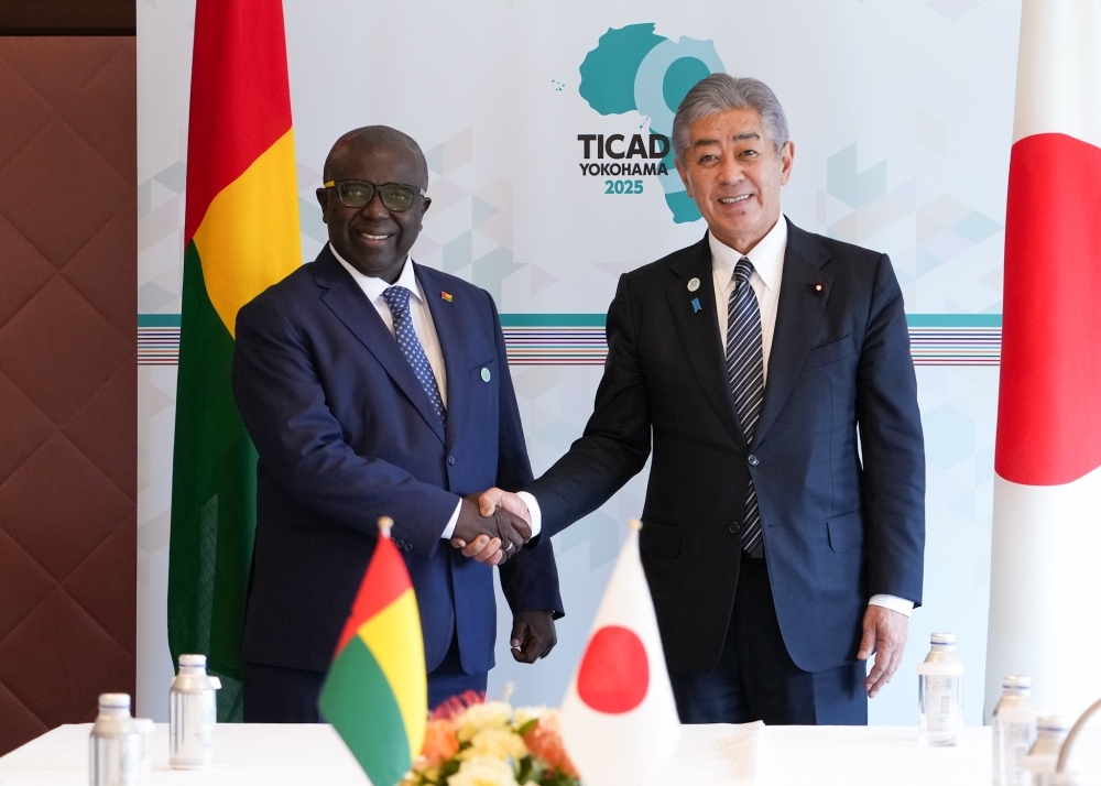 Minister IWAYA shaking hands with Minister Sambu