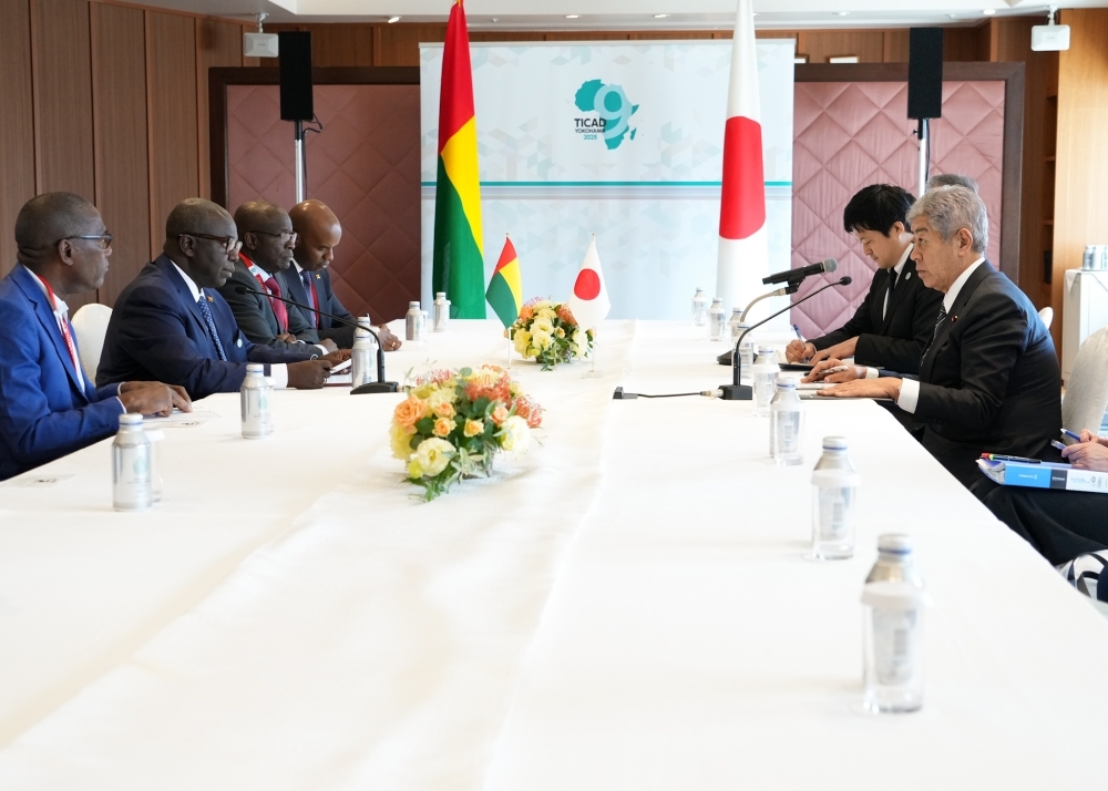 Minister IWAYA talking with Minister Sambu at the meeting