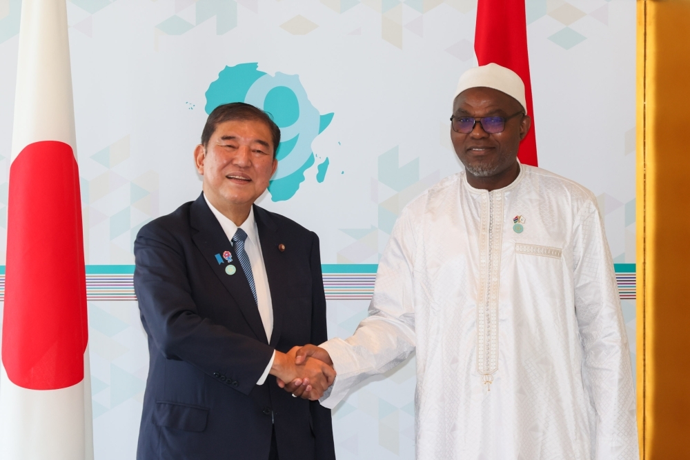 Prime Minister ISHIBA shaking hands with H.E. Mr. JALLOW, Vice-President of Gambia
