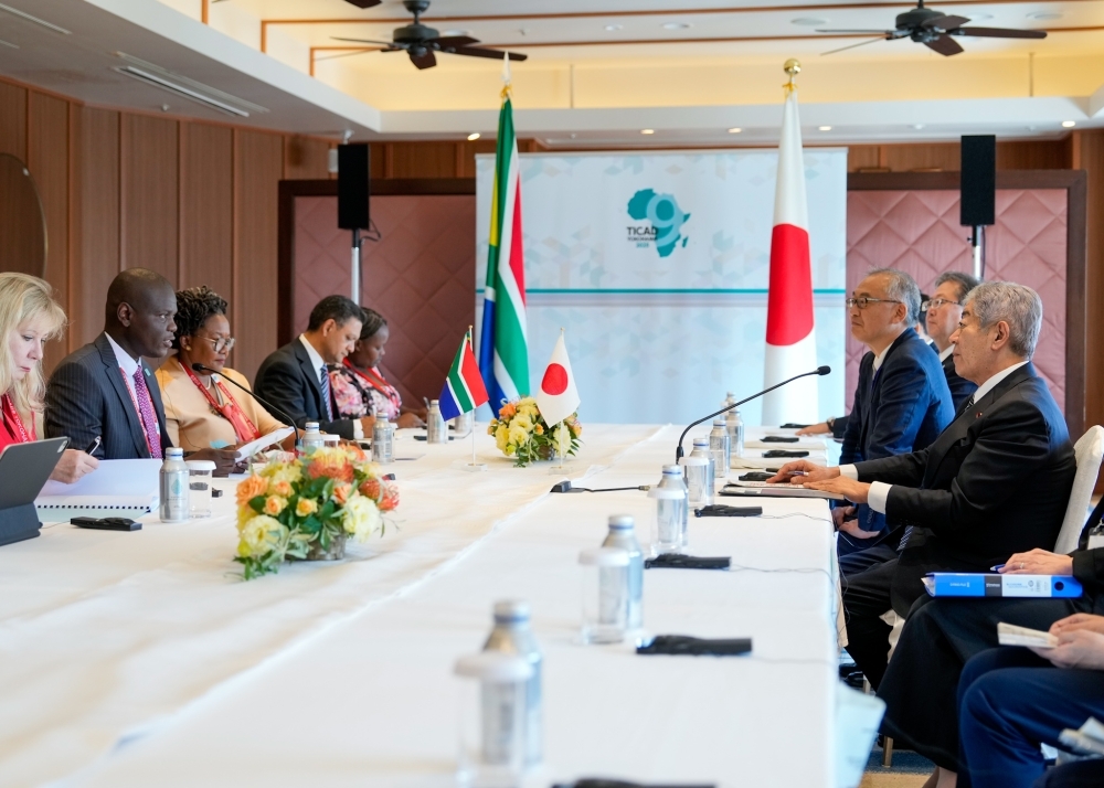 Foreign Minister Iwaya is talking with Minister Lamola