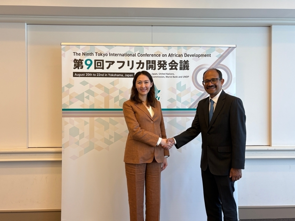 Parliamentary Vice-Minister Eri is shaking hands with Mr. Kamal Kishore, Special Representative of the Secretary-General for Disaster Risk Reduction and head of the United Nations Office for Disaster Risk Reduction (UNDRR)