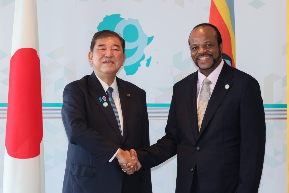 Prime Minister ISHIBA shaking hands with King Mswati III