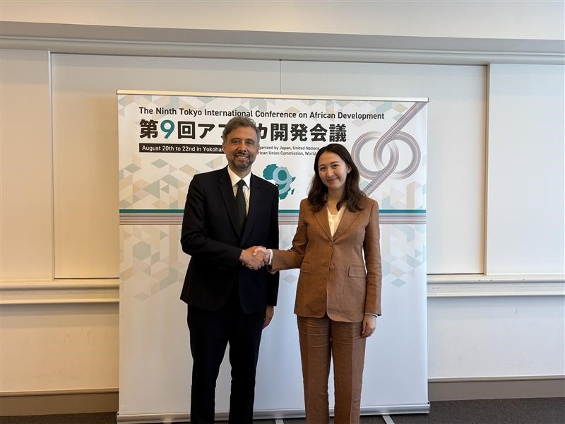 Parliamentary Eri is shaking hands with Dr. Alvaro Lario, President of the International Fund for Agricultural Development (IFAD)