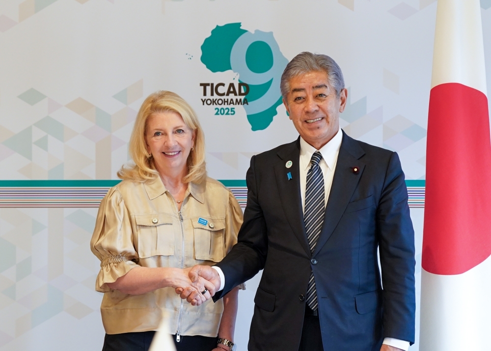 Foreign Minister IWAYA shaking hands with Ms. Russell, Executive Director of UNICEF