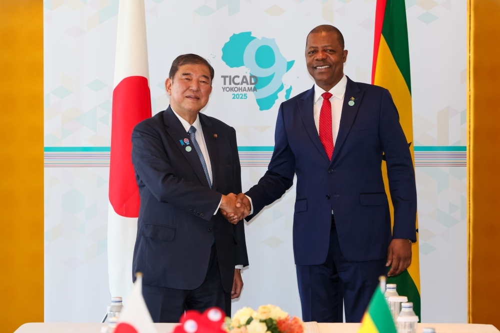 Prime Minister Ishiba is shaking hands with Prime Minister Ramos
