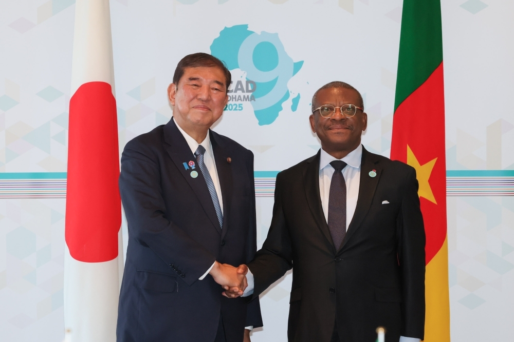 Prime Minister ISHIBA shaking hands with Prime Minister DION NGUTE of the Republic of Cameroon