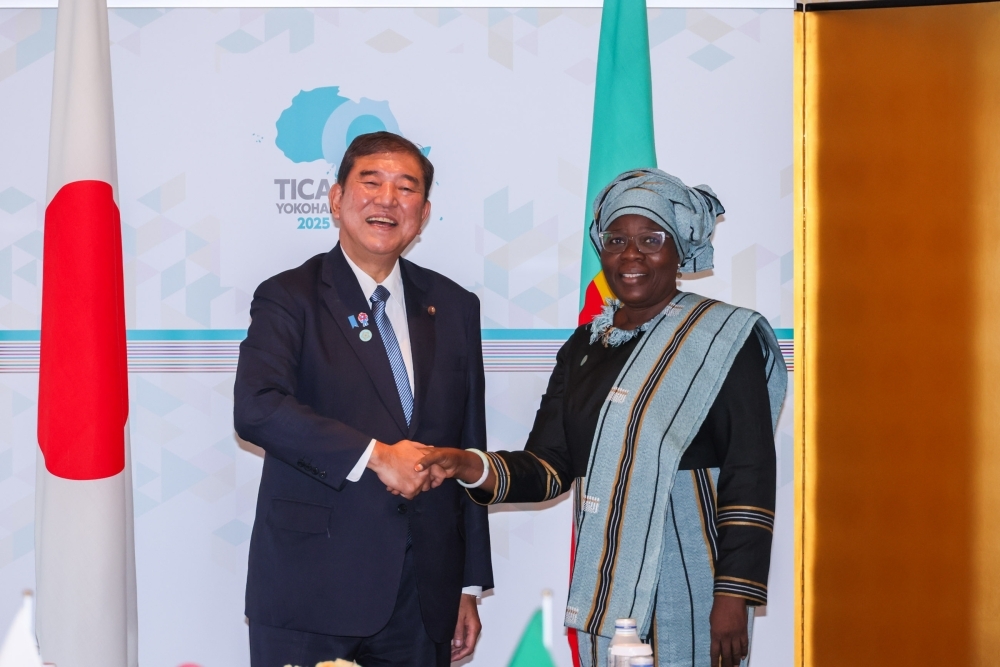 Prime Minister ISHIBA shaking hands with Vice President CHABI TALATA