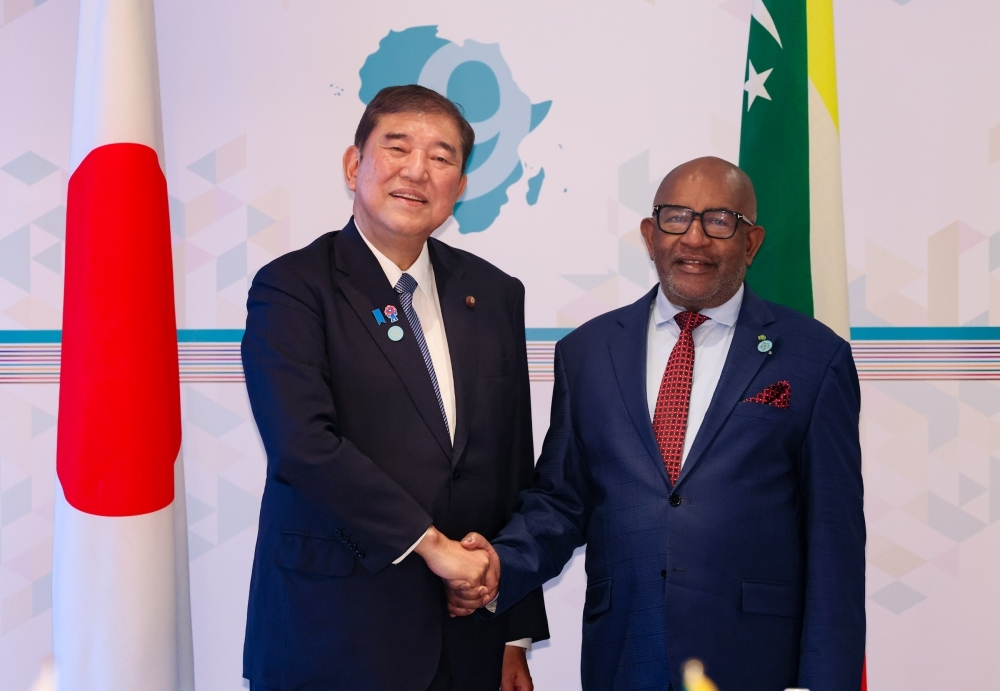 Prime Minister ISHIBA shaking hands with President AZALI Assoumani of the Union of the Comoros