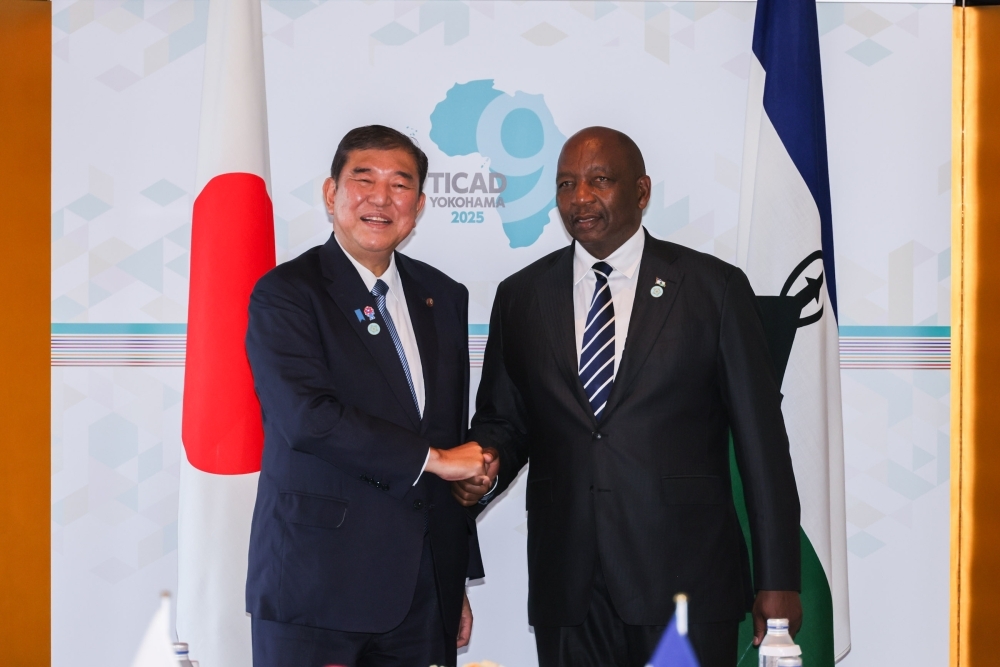 Prime Minister ISHIBA shaking hands with Prime Minister Matekane