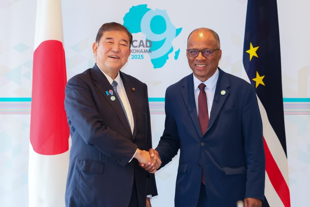 Prime Minister ISHIBA shaking hands with Prime Minister CORREIA E SILVA of Cabo Verde
