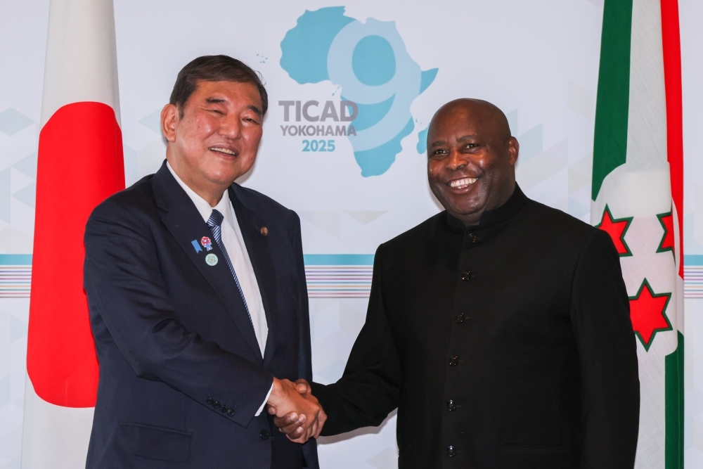 Prime Minister ISHIBA shaking hands with President Ndayishimiye